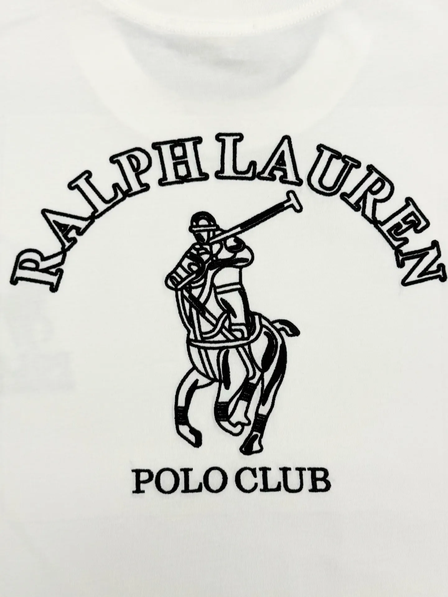 P160 [High Quality]Ralph Lauren*Ralph Lauren embroidery micro-label simple‼ ️Short-sleeved T-shirt 💗Ralph Lauren classic short-sleeved T-shirt, custom-made 280g pure cotton fabric, soft and breathable, classic horseback golf🏌️ embroidery on the chest, logo + logo embroidery on the back, simple and recognizable. Round neck design, neat tailoring, customized 280g pure cotton fabric, soft and smooth to the touch, great breathability, super comfortable to wear in summer! The same loose version for men and women, OK to wear alone or layered, versatile ~ 𝐂𝐎𝐋𝐎𝐔𝐑: black white 𝐒𝐈𝐙𝐄: S-xL Size chart: S: Shoulder width 51 - Bust 55 - Clothing length 70 M: Shoulder width 53 - Bust 57 - Clothing length 72 L: Shoulder width 55 - Bust 59 - Clothing length 74 XL: Shoulder width 57 - Bust 61 - Clothing length 76
